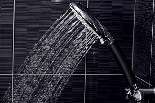 Thường xuyên tắm muộn, nữ sinh 20 tuổi đột ngột bị liệt tay