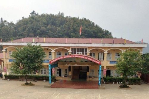 Học sinh lớp 1 nghi bị cô giáo đánh bầm tím mắt ở Yên Bái đã đi học trở lại
