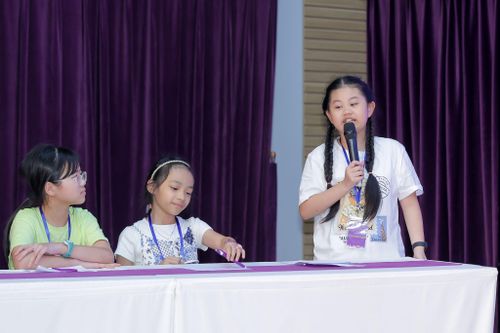Học sinh tranh biện về tư tưởng Thiền sư Thích Nhất Hạnh bằng tiếng Anh