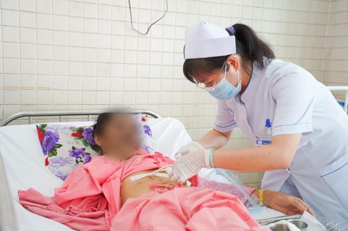 Cứu bệnh nhân tràn dịch màng phổi với 2 lít dẫn lưu mỗi ngày