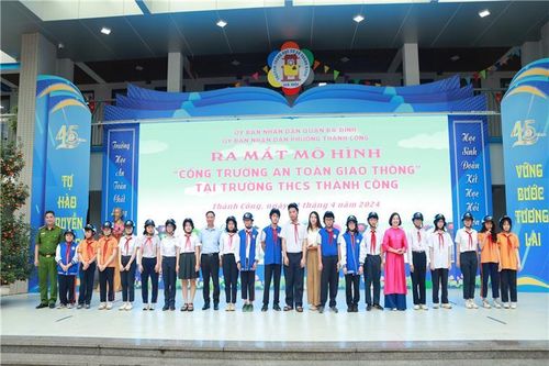 Trao mũ bảo hiểm rèn ý thức ATGT cho học sinh