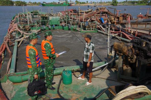 Bắt giữ 3 phương tiện vận chuyển cát trái phép trên sông Soài Rạp