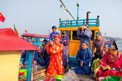 Rộn ràng Lễ hội cầu ngư ở xã đảo Nhơn Châu