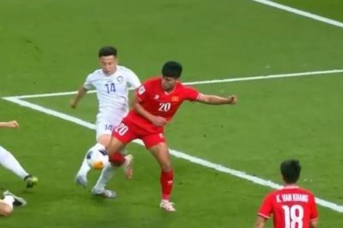 Ngọc Thắng suýt khiến U23 Việt Nam bị phạt đền trước Uzbekistan