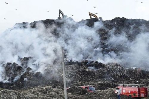 Cháy núi rác khổng lồ, khói độc hại bao trùm khắp thủ đô của Ấn Độ