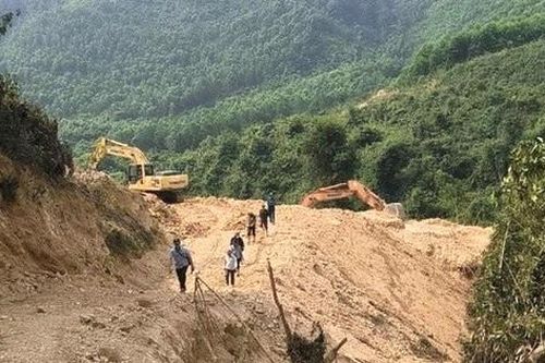 Thi công đường Hồ Chí Minh: San ủi đất xâm phạm rừng tự nhiên