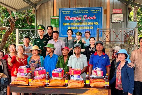 Tặng 150 suất quà cho gia đình khó khăn tại buôn Drang Phốk