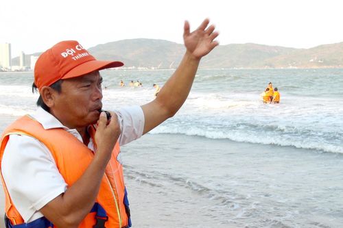 Những người giành giật sinh mệnh từ 'hà bá' ở biển Quy Nhơn