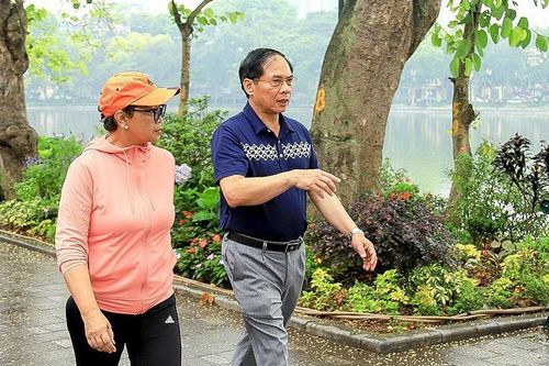 Bộ trưởng Ngoại giao Việt Nam và Indonesia thưởng thức phở, ngắm cảnh Hồ Gươm