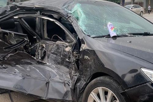 Xe tải tông trúng xe Camry, 5 người thương vong