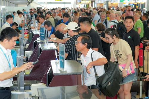 Hơn 400 nghìn khách qua Nội Bài dịp nghỉ lễ, cách nào không lỡ chuyến bay?