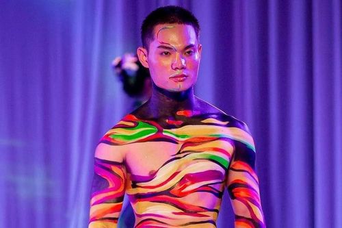 Thí sinh thi nam vương gây tranh cãi vì catwalk như... hoa hậu