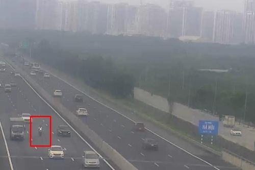 Xe máy lao như tên bắn ở làn 120km/h cao tốc Hà Nội - Hải Phòng