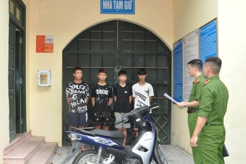 Phê chuẩn bắt tạm giam 4 thanh, thiếu niên cướp xe máy lúc nửa đêm