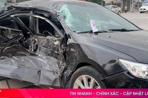 Sau va chạm mạnh, xe Toyota Camry hư hỏng nặng, 1 người tử vong