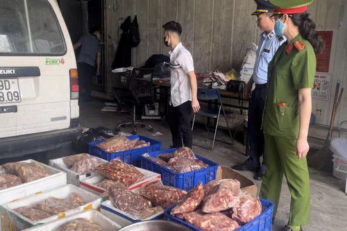 Hà Nội: Phát hiện và thu giữ gần 1 tấn thực phẩm không rõ nguồn gốc, xuất xứ
