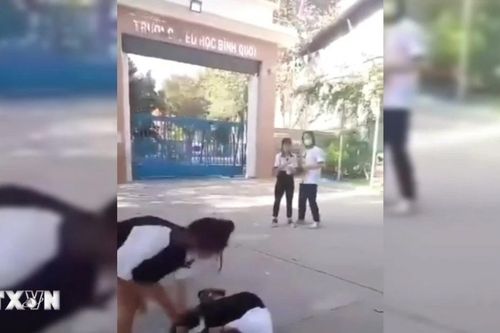 Bình Dương: Xác minh vụ một nữ sinh bị đánh dã man trước cổng trường