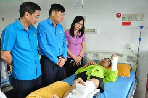 Lãnh đạo Tổng Liên đoàn Lao động thăm viếng, hỗ trợ gia đình có công nhân tử vong tại Yên Bái