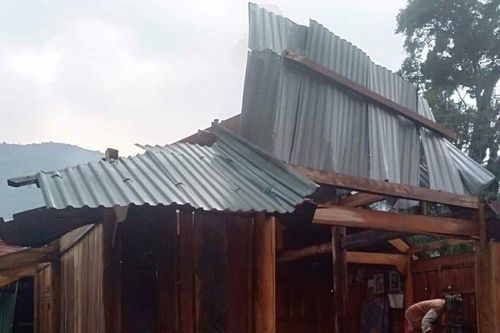 Lốc xoáy kèm mưa đá làm tốc mái nhiều nhà dân, trường học xã biên giới