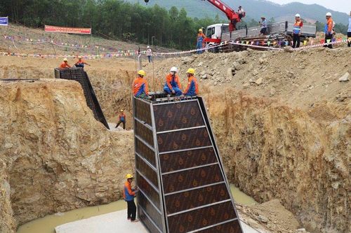 'Vượt nắng, thắng mưa', đẩy nhanh làm đường dây 500kV mạch 3