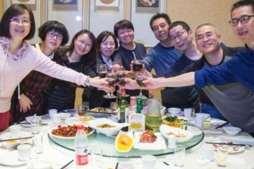 'Trong buổi họp lớp, tôi bị bạn bè cười nhạo lương thấp, đến khi con trai tôi đến đón, ai nấy yên lặng xấu hổ'