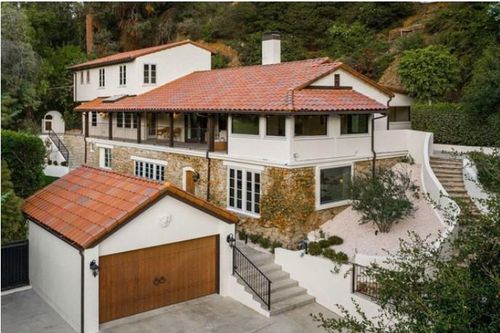 Cận cảnh biệt thự Lisa vừa tậu ở Mỹ: Diện tích 5000m2, có view ngắm núi