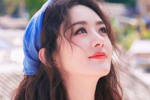 Triệu Lệ Dĩnh lộ ảnh lúc đen nhẻm, lưng gù: Mỹ nhân cũng có lúc kém sắc thế này