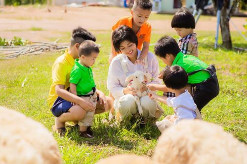 Hoa hậu Oanh Yến đưa 6 con trở lại Sài Gòn sau 4 năm 'bỏ phố về rừng'