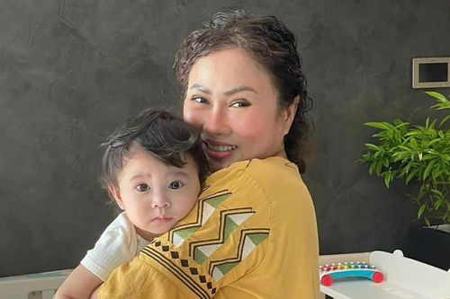 Mẹ Bảo Anh khoe ảnh hiếm cháu ngoại lúc mới sinh