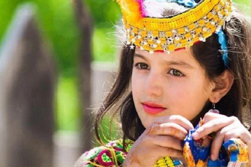 Bộ tộc có nhiều phụ nữ đẹp nhất thế giới: Tùy ý chọn chồng, lấy bao nhiêu cũng được