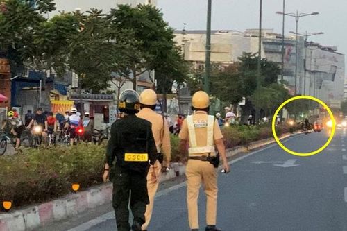 Thấy CSGT TPHCM, đoàn xe đạp thể dục nháo nhào xách xe quay đầu tháo chạy