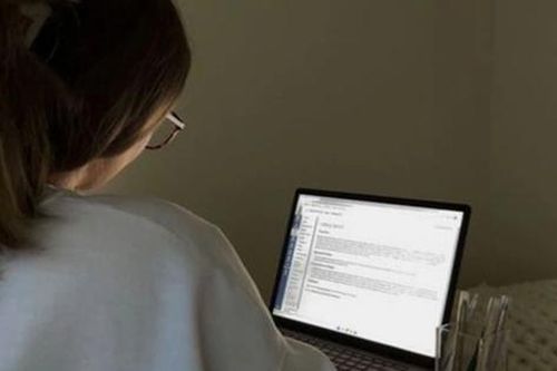 Cô gái đột nhiên liệt tay, phải phẫu thuật vì kiểu để máy tính nhiều người cho là thoải mái