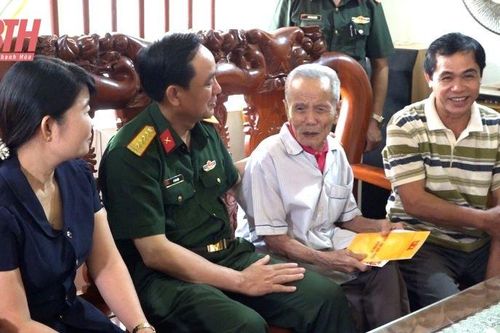 Chỉ huy trưởng Bộ Chỉ huy quân sự tỉnh thăm, tặng quà chiến sĩ Điện Biên tại huyện Vĩnh Lộc