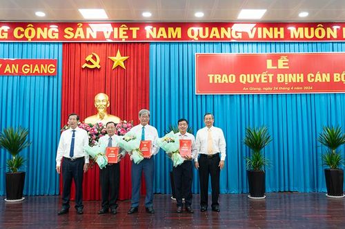 Trao quyết định cán bộ thuộc diện Ban Thường vụ Tỉnh ủy An Giang quản lý