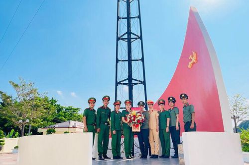 Công an TP. Long Xuyên về nguồn và tổ chức hoạt động an sinh xã hội ở huyện Chợ Mới