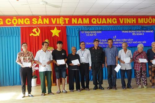 Trung đoàn Cảnh sát cơ động Tây Nam Bộ tặng quà gia đình chính sách huyện Tri Tôn