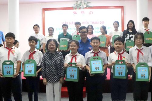 Trao học bổng Vừ A Dính cho 200 học sinh tiêu biểu