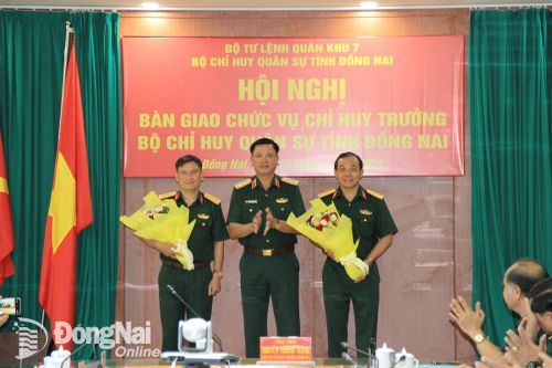 Bàn giao chức vụ Chỉ huy trưởng Bộ Chỉ huy quân sự tỉnh
