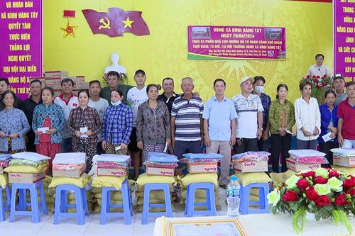 Trao tặng 70 phần quà cho hộ nghèo