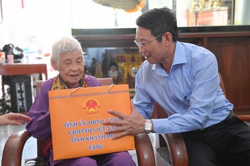 Phó Chủ tịch UBND tỉnh Đinh Văn Thiệu thăm, tặng quà người có công với cách mạng ở Nha Trang