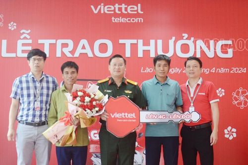 Viettel Lào Cai trao thưởng đặc biệt cho khách hàng chương trình 'Lên 4G, lên đời'
