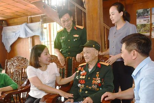 Trưởng Ban Dân vận Tỉnh ủy Lý Thị Vinh thăm, tặng quà chiến sĩ, cựu thanh niên xung phong Điện Biên tại huyện Bảo Yên