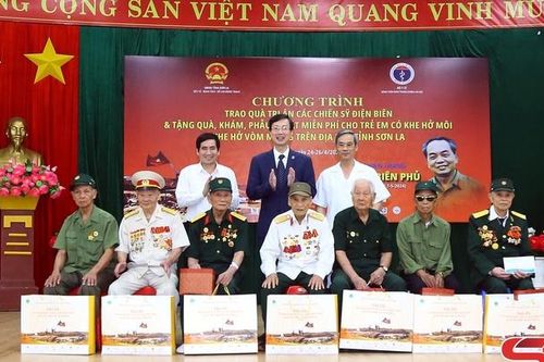 Tặng quà tri ân chiến sĩ Điện Biên và phẫu thuật miễn phí cho trẻ em