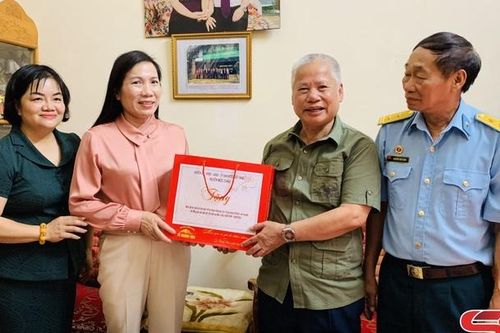 Huyện Mộc Châu thăm hỏi cựu chiến binh tham gia chiến dịch Điện Biên Phủ