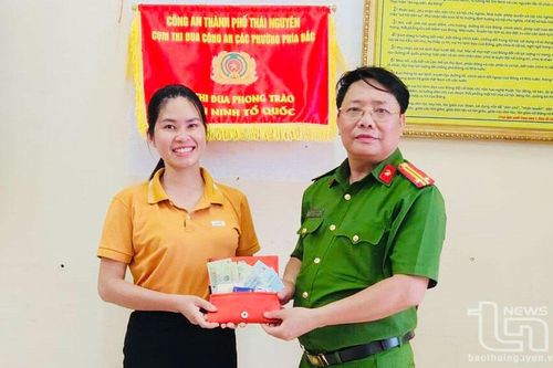 Trung tá Công an trả lại ví tiền cho người đánh rơi