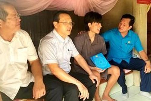 Thăm, tặng quà cho các trường hợp khó khăn bị tai nạn lao động