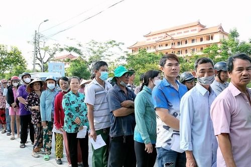 Học viện Phật giáo VN tại TP.HCM tiếp tục trao quà đến người nghèo ở xã Lê Minh Xuân, Bình Chánh
