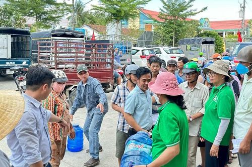 Đoàn từ thiện Linh Quang tịnh xá (TP.Vũng Tàu) trao 600 bình nước ngọt đến 300 gia đình tại Bến Tre