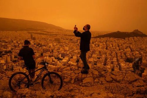 Bão cát từ sa mạc Sahara khiến Hy Lạp chìm trong màn sương mù màu cam, nguy hại cho hô hấp
