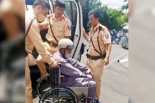 CSGT Công an tỉnh An Giang giúp đỡ đưa người bệnh đến bệnh viện kịp thời